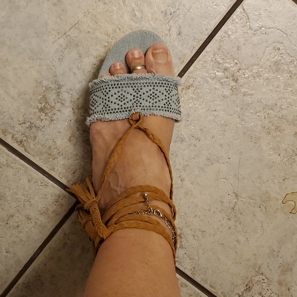 Shoes - Picture 4 of 8